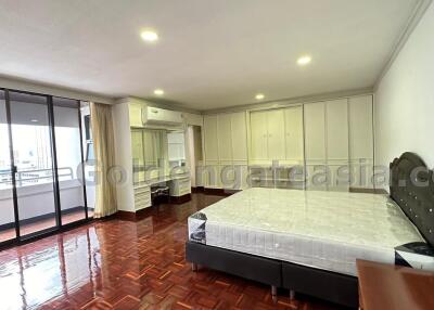 3 Bedrooms Furnished Family Apartment - Sukhumvit 15, Asok BTS