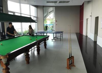 Recreational room with a pool table and table tennis