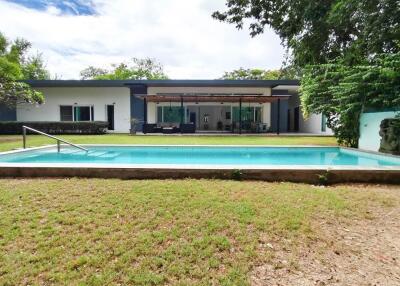 Lakefront Modern Bali-Style 4 Bedroom Pool Villa