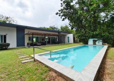 Lakefront Modern Bali-Style 4 Bedroom Pool Villa