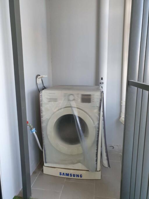 Laundry area with a Samsung washing machine