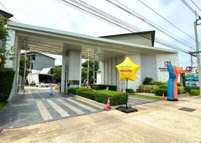 building entrance with welcome decorations