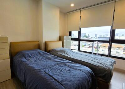 Twin bedroom with city view