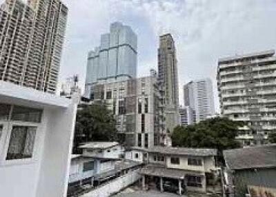 A view of various buildings and cityscape