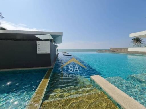 Luxury swimming pool overlooking the ocean