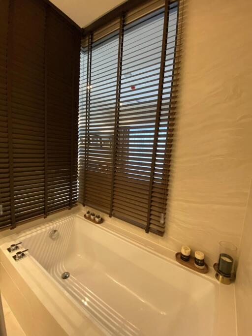 Bathroom with bathtub and blinds