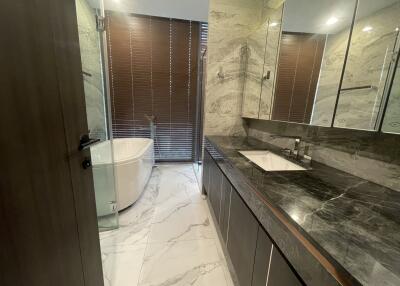 Modern bathroom with marble tiles and bathtub