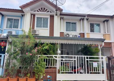 Front view of a residential townhouse