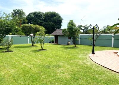 Family house with pool and garden for sale