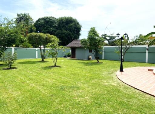 Family house with pool and garden for sale