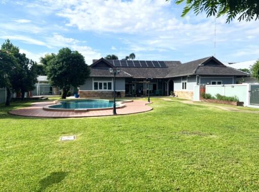 Family house with pool and garden for sale