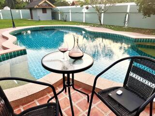 Family house with pool and garden for sale