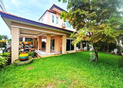 Spacious 2-storey detached house with garden