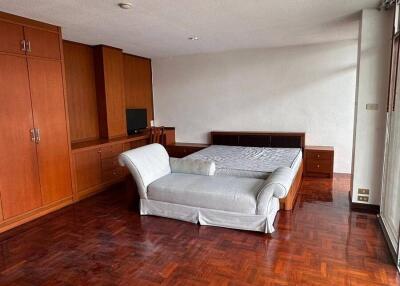 4-BR Condo at Homhual Mansion near BTS Phrom Phong