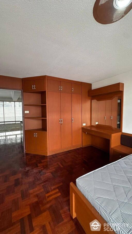 4-BR Condo at Homhual Mansion near BTS Phrom Phong