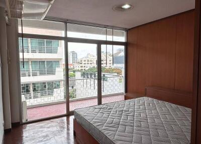 4-BR Condo at Homhual Mansion near BTS Phrom Phong