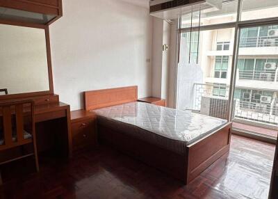 4-BR Condo at Homhual Mansion near BTS Phrom Phong