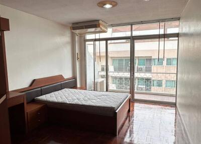 4-BR Condo at Homhual Mansion near BTS Phrom Phong