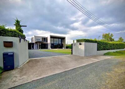 Modern 5 Bedroom in San Kamphaeng