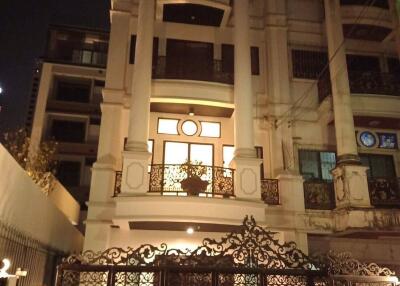 3-BR Townhouse near BTS Asok