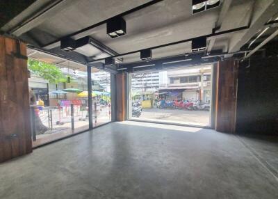 Commercial/Shophouse for Rent in Silom-Saladeang​-Narathiwas