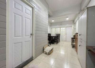 Commercial/Shophouse for Rent in Ratchathewi