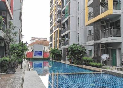 Condo for Rent at The Escape Condominium