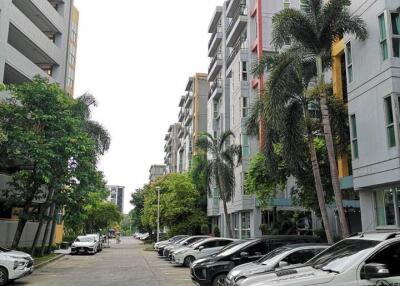 Condo for Rent at The Escape Condominium