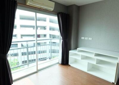 Condo for Rent at The Escape Condominium