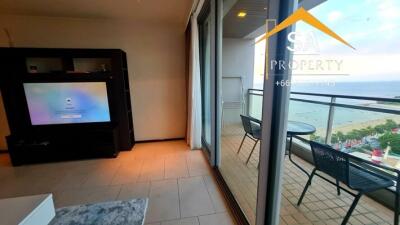 Living room with balcony and sea view