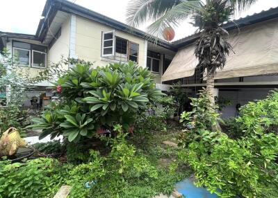 House for Sale in Phra Khanong.