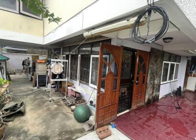 House for Sale in Phra Khanong.