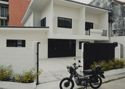 House for Sale in Suan Luang.