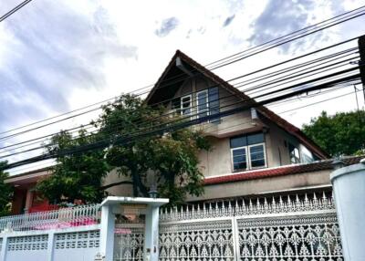 House for Sale in Sathon.