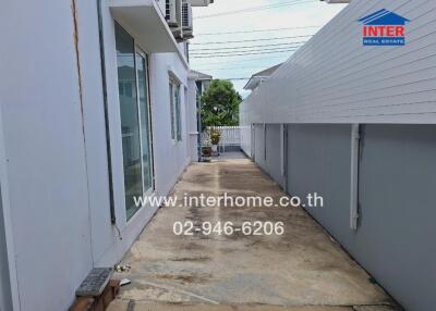 Outdoor walkway between buildings