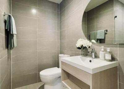 Modern bathroom with a floating vanity and large mirror