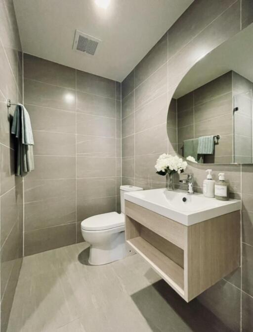 Modern bathroom with a floating vanity and large mirror