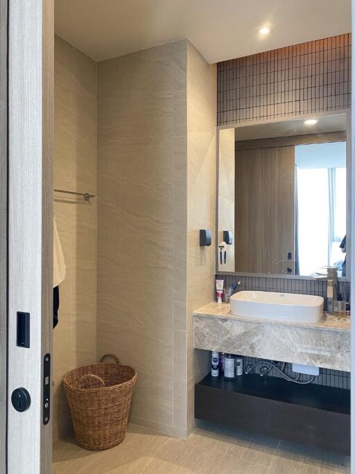 Modern bathroom with large mirror and basket