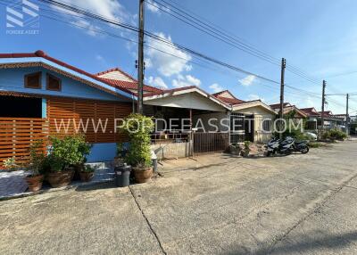 Street view of residential houses