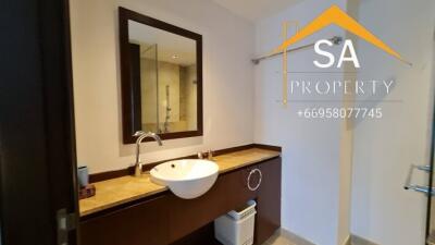 Modern bathroom with a vanity mirror and sink