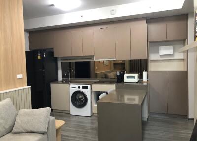 Modern kitchen with built-in appliances and a washing machine