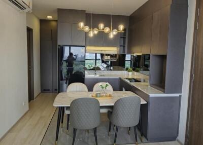 Modern kitchen with dining area