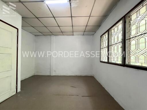 Unfurnished room with windows