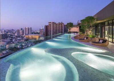 Rooftop infinity swimming pool with a cityscape view