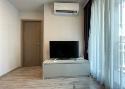 Living room with air conditioning and TV