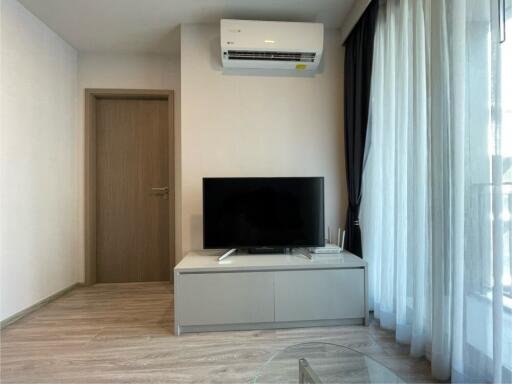 Living room with air conditioning and TV