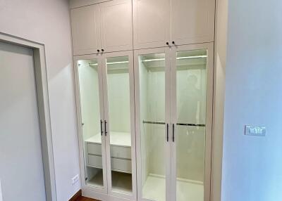 Built-in bedroom wardrobe