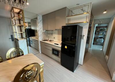 Modern kitchen with dining area