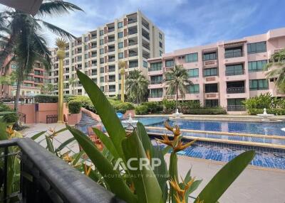 View of the common outdoor area with a swimming pool and buildings