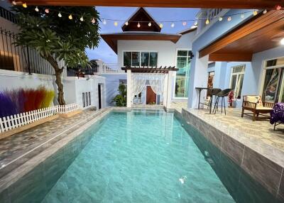 Photo of luxurious house with swimming pool